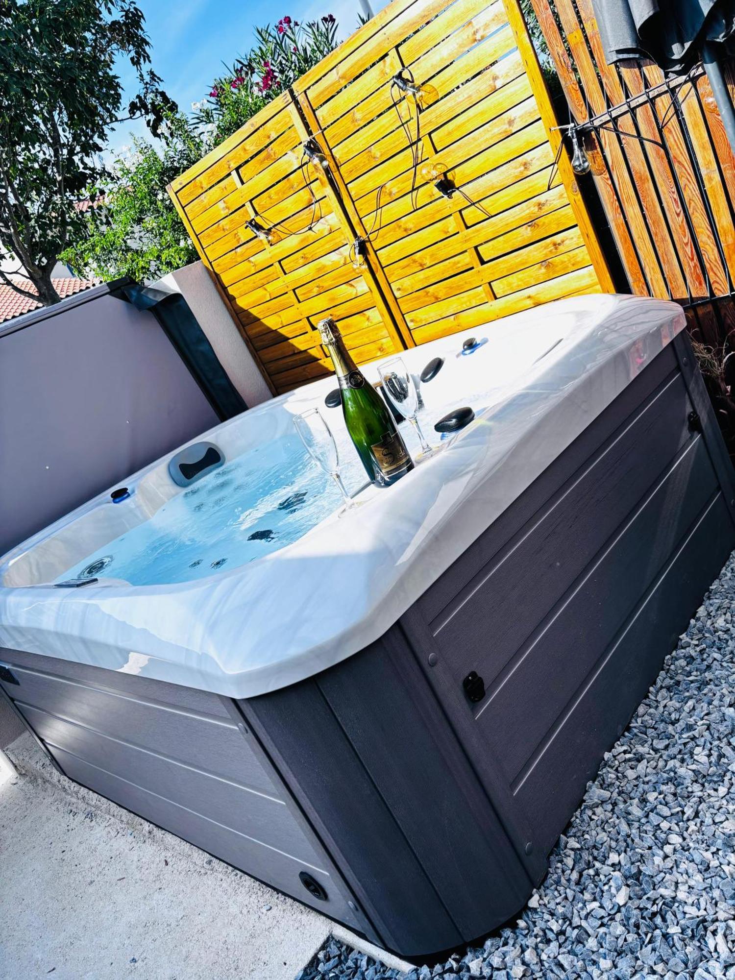 Logement Du Sud Avec Jacuzzi Sommières Kültér fotó